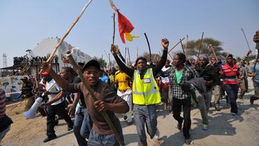Des mineurs grévistes manifestent le 13 septembre 2012 à Rustenurg [Alexander Joe / AFP]