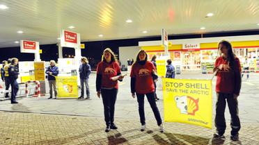 Des militants de Greenpeace bloquent le 14 septembre 2012 une sation d'essence Shell aux Pays-Bas pour protester contre les forages en Articque [Marcel Antonisse / AFP]