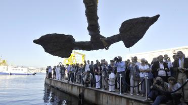Une foule de curieux assiste à la sortie de l'eau de l'ancre du navire Grand Saint-Antoine, le 14 septembre 2012 à Marseille [Boris Horvat / AFP]