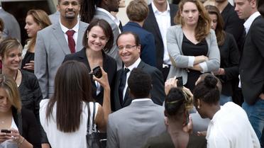 Le président François Hollande (c) pose avec les athlètes des jeux Olympiques et Paralympiques, le 17 septembre 2012 à Paris [Bertrand Langlois / AFP]
