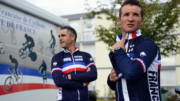 Le cycliste français Thomas Voeckler (d) avec le sélectionneur de l'équipe de France Laurent Jalabert, le 18 septembre 2012 à Valkenburg. [Franck Fife / AFP]