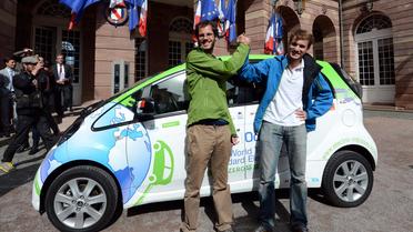Xavier Degon (g) et Antonin Guy posent devant leur voiture électrique le 14 septembre 2012 à Strasbourg [Patrick Hertzog / AFP]