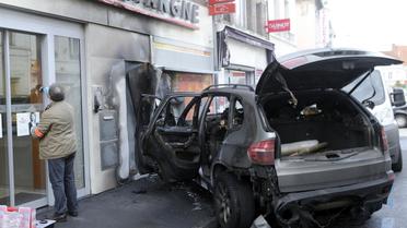 Une voiture utilisée pour l'attaque d'un Un distributeur automatique de billets  le 28 septembre 2012 à Saint-Amand-les-Eaux [Francois Lo Presti / AFP]