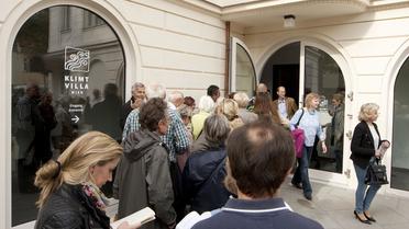 Des personnes font la queue pour entrer dans la  "villa Klimt" à Vienne qui vient de rouvrir ses portes le 30 septembre 2012 [Dieter Nagl / AFP]