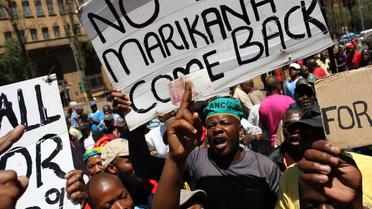 Des camionneurs sud-africains en grève manifestent le 2 octobre 2012 dans les rues de Johannesbourg [Cynthia Matonhodze / AFP]