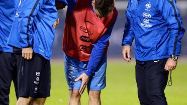 Le défenseur de l'équipe de France Laurent Koscielny se tient le genou droit, lors d'un entraînement le 10 octobre 2012 à Clairefontaine. [Franck Fife / AFP]