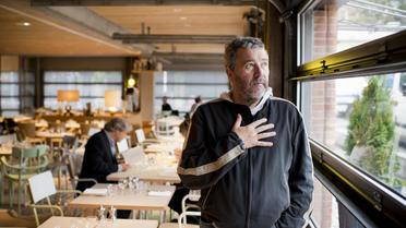 Le designer Philippe Starck pose le 17 octobre 2012 dans les locaux de "Ma Cocotte", le restaurant qu'il a conçu aux puces de Saint-Ouen [Martin Bureau / AFP]