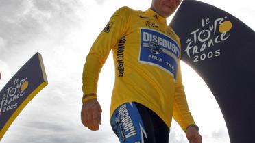 Lance Armstrong le 24 juillet 2005 sur le podium du Tour de France, à Paris. [Joël Saget / AFP/Archives]