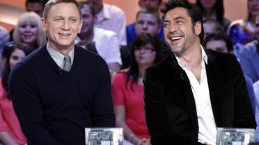 Daniel Craig (à gauche) et Javier Bardem (à droite) sur le plateau du Grand Journal, émission de Canal+, le 25 octobre 2012 à Paris [Thomas Samson / AFP]