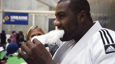 Le champion olympique de judo Teddy Riner le 30 octobre 2012 à l'hôpital Necker-Enfants malades, Paris XVe, mange de la barbe-à-papa, lors d'une opération s'inscrivant dans le cadre de la lutte contre les maladies génétiques [Joel Saget / AFP]