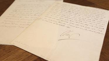 Photo prise le 31 octobre 2012 à Paris d'une lettre codée signée par Napoléon qui va être mise aux enchères [Kenzo Tribouillard / AFP]