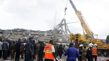 Une grue tente de dégager les décombres après l'effondrement d'un centre commercial le 7 Novembre 2012 à Accra au Ghana [David Adadevoh / AFP]