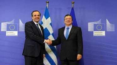 Le président de la Commission européenne José Manuel Barroso (d) accueille le Premier ministre grec Antonis Samaras au siège de l'UE à Bruxelles, le 13 novembre 2012 [John Thys / AFP]