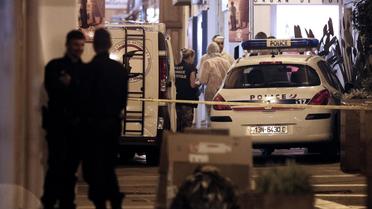Des enquêteurs sont sur les lieux du meurtre de Jacques Nacer, le 14 novembre 2012 à Ajaccio [Pascal Pochard-Casabianca / AFP]
