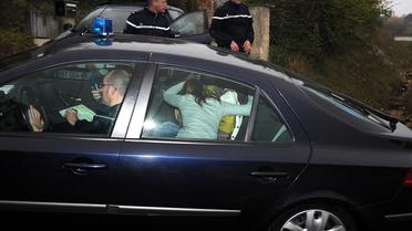 La mère de Chloé protège des photographes sa fille, à son retour le 17 novembre 2012 à Barjac, dans le Gard [Pascal Guyot / AFP]