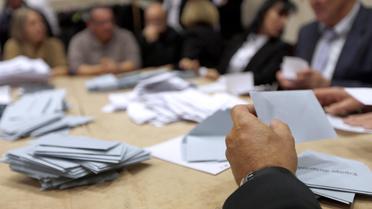 Des membres de l'UMP dépouillent les bulletins de vote pour élire le président du parti, le 18 novembre 2012 à Nice [Valery Hache / AFP]
