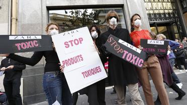 Des militants Greenpeace manifestent devant un magasin Zara à Paris, le 24 novembre 2012 [Valery Hache / AFP]