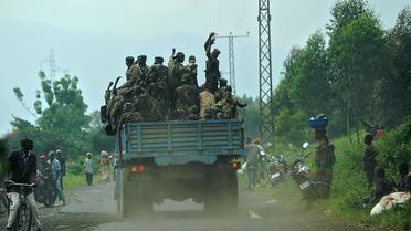 Des rebelles du M23 traversent en jubilant le camp de réfugiés de Mugunga, le 24 novembre 2012 [Tony Karumba / AFP]