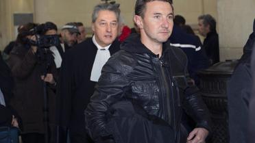 Olivier Besancenot suivi de son avocat, Me Antoine Comte, le 29 novembre 2012 au tribunal de Paris [Joel Saget / AFP]