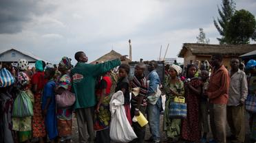 Des Congolais font la queue dans le camp Mugunga III, le 2 décembre 2012 [Phil Moore / AFP]