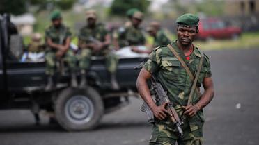 Des soldats congolais attendent dans une base de Sake l'ordre de revenir à Goma, le 3 décembre 2012 en RDC [Phil Moore / AFP]