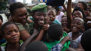 Des habitants de Goma acclament les soldats de l'armée régulière arrivant dans la ville, le 3 décembre 2012 [Phil Moore / AFP]