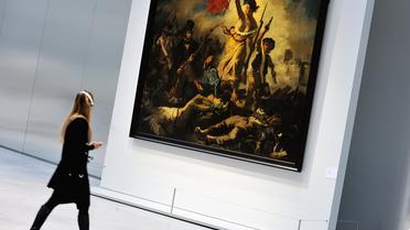 Une femme regarde le tableau "La liberté guidant le peuple" d'Eugene Delacroix le 3. décembre 2012 au Musée Louvre-Lens [Philippe Huguen / AFP]