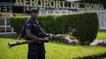 Un policier congolais armé d'un lance-roquette monte la garde devant l'aéroport de Goma, le 4 décembre 2012 en RDC [Phil Moore / AFP]