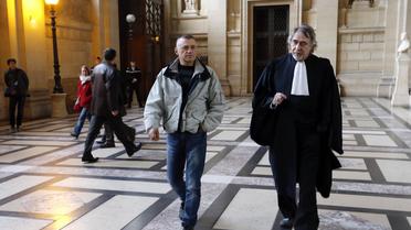 L'ancien militaire Guy Raugel (g) et son avocat à la cour d'assises de Paris, le 4 décembre 2012 [Francois Guillot / AFP/Archives]