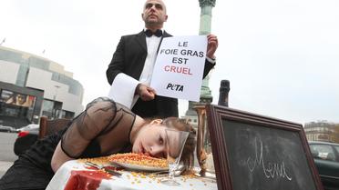 Une action anti-foie gras de l'association Peta place de la Bastille, à Paris, le 5 décembre 2012 [Thomas Samson / AFP]