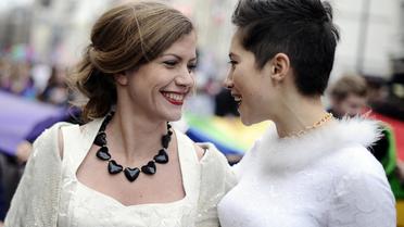 Deux femmes manifestent à Paris le 16 décembre 2012 pour le droit au mariage et à l'adoption par les couples homosexuels [Lionel Bonaventure / AFP]