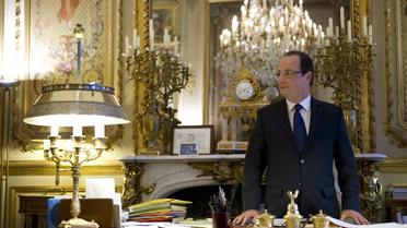 Le président François Hollande pose dans son bureau du Palais de l'Elysée le 17 décembre 2012 à Paris [Bertrand Langlois / AFP POOL]