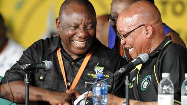 Le président sud-africain Jacob Zuma (D) et Cyril Ramaphosa, nouveau numéro 2 de l'ANC, le 18 décembre 2012 à Bloemfontein [Stephane de Sakutin / AFP]
