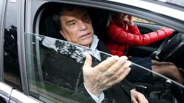 Bernard Tapie quitte le siège de Nice-Matin, à Nice, le 20 décembre 2012 [Valery Hache / AFP]