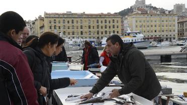 Des pêcheurs vendent du poisson sur le Vieux Port de Marseille, le 27 décembre 2012 [Anne-Christine Poujoulat / AFP]