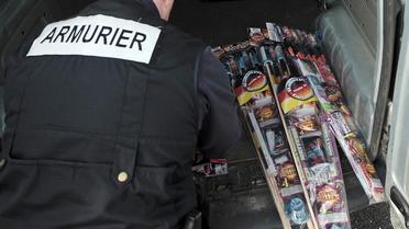 Un policier confisque des pétards lors d'un contrôle à Strasbourg, le 28 décembre 2012 [Frederick Florin / AFP/Archives]