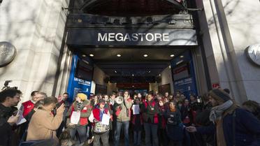 Des employés du Virgin Megastore, sur les Champs-Elysées, manifestent devant le magasin, le 29 décembre 2012