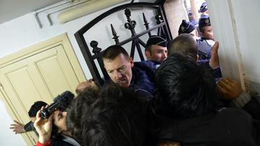 Des policiers tentent d'évacuer les manifestants le 31 décembre 2012 à la nonciature à Paris [Miguel Medina / AFP]