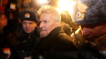 L'écrivain Edouard Limonov interpellé par la police moscovite, le 31 décembre 2012 [Ilya Epishkin / AFP]