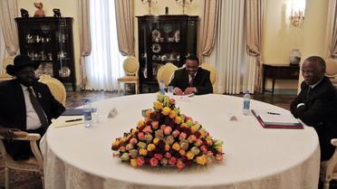 Le président sud-soudanais Salva Kiir (g), le médiateur de l'Union africaine Thabo Mbeki (d), et le Premier ministre éthiopien Hailemariam Desalegn, le 4 janvier 2013 à Addis Abeba [Jenny Vaughan / AFP]
