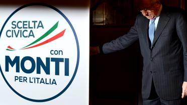 Mario Monti dévoile le logo de la coalition centriste, le 4 janvier 2013 à Rome [Alberto Pizzoli / AFP]