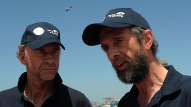 L'aventurier britannique Sir Ranulph Fiennes, à droite, avec Anton Bowring, répond aux journalistes au Cap le 6 janvier 2013 [Alexander Joe / AFP]