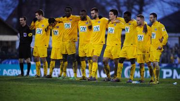 L'équipe d'Epinal réunis après leur victoire contre Lyon en 32e de finale de Coupe de France, le 6 janvier 2013 à Epinal [Sebastien Bozon / AFP]