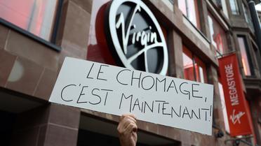 Un salarié du magasin Virgin des Champs-Elysées manifeste, le 9 janvier 2013 [Patrick Hertzog / AFP]