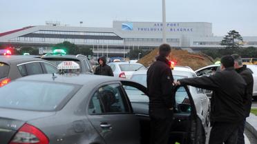 Taxis en grève rassemblés le 10 janvier 2013 près de l'aéroport de Toulouse-Blagnac