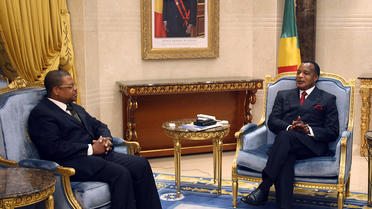 Rencontre entre le président congolais Denis Sassou Nguesso (D) et l'avocat Nicolas Tiangaye le 15 janvier 2013 à Brazzaville [Guy-Gervais Kitina / AFP]
