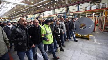 Des salariés de l'usine PSA d'Aulnay-sous-Bois lors d'une action le 18 janvier 2013 dans une usine du groupe à Saint-Ouen [Thomas Samson / AFP]