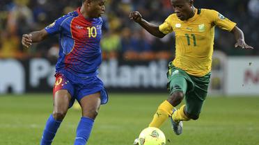 L'attaquant cap-verdien Heldon (g) et le défenseur sud-africain Thabo Matlaba, lors du match d'ouverture de la CAN, le 19 janvier 2013 au Soccer City à Soweto. [Francisco Leong / AFP]