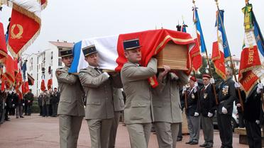 Des soldats portent le cercueil du capitaine Patrick Rebout tué en Somalie, le 24 janvier 2013 à Perpignan lors des obsèques