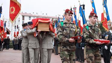 Les soldats portent le cercueil de Patrice Rebout, un des deux militaires mort lors de l'opération en Somalie, le 24 janvier 2013 à Perpignan [Raymond Roig / AFP]
